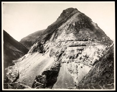 Uitzicht op twee treinen op sporen langs een berg, vermoedelijk op of nabij het Panamakanaal, 1912 of 1913 door Byron Company